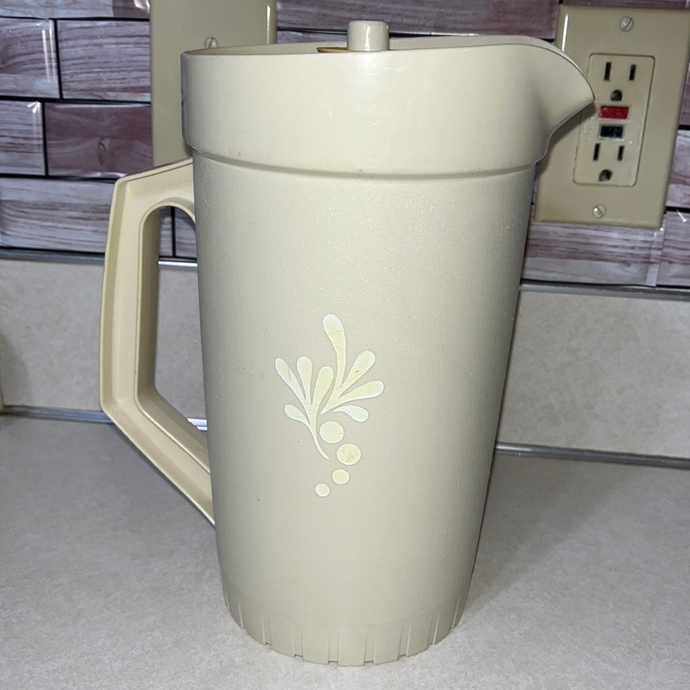 Tipper pitcher